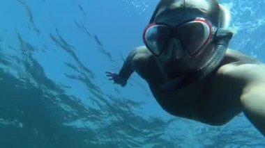 Snorkeling. Adam maske ve tüp denizde yüzen