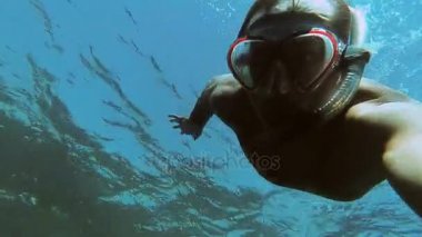 Snorkeling. Adam maske ve tüp denizde yüzen