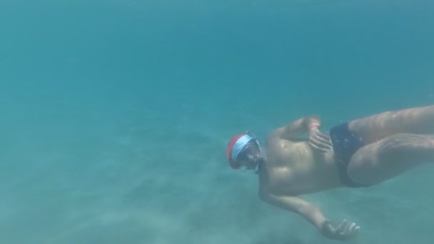 Año Nuevo.Paren en el sombrero Santa Claus descansar en el mar — Vídeo de stock