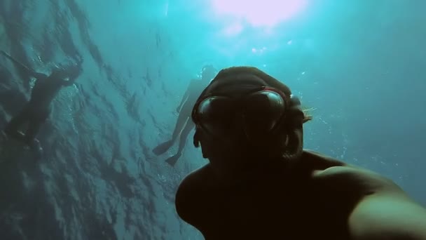 Снорклінг. Хлопець в масці і трубці плаває в морі — стокове відео