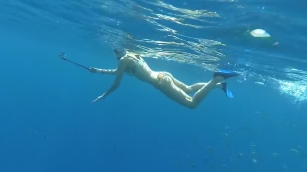 A menina faz selfie debaixo de água — Vídeo de Stock