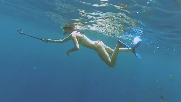 Девушка делает селфи под водой — стоковое видео
