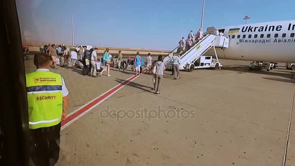 Egypt. Hurghady - červenec 19. 2017. Kontrola zavazadel cestujících. Flight of Hurghada - Kyjev. — Stock video