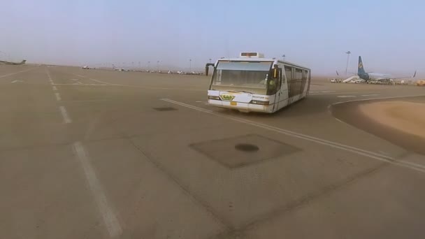 Egypte. Hurghada - 19 juli. 2017. controle van de bagage van de passagiers. Vlucht van Hurghada - Kiev. — Stockvideo