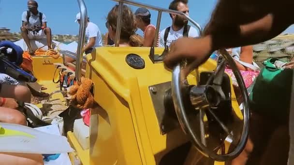 Ägypten. marsa alam - 19. Juli. 2017 Ausflug zum Schnorcheln. Touristen wollen auf Dugong schießen — Stockvideo