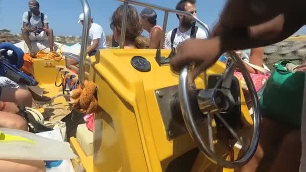 埃及。马萨阿拉姆-7 月 19 日。2017 漂移的浮潜。游客正在拍摄，看着儒艮 — 图库视频影像