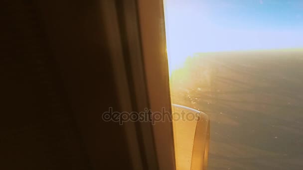 Amanecer desde la ventana del avión — Vídeo de stock