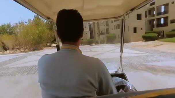 Electro-coche. El hotel es conducido por un coche eléctrico. Marsa Alam. Egipto . — Vídeo de stock