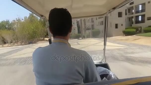 Elektro-autó. A szálloda egy elektromos autó hajtja. Marsa Alam. Egyiptom. — Stock videók