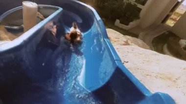 Su kaydırağı. Kız su slaytın dışına taşır