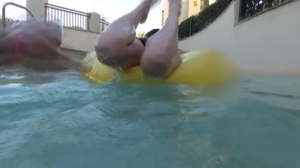 Flickan simmar i poolen. — Stockvideo