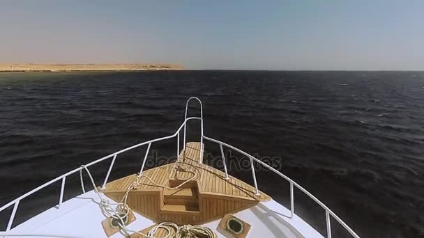 O iate navega para o mar — Vídeo de Stock