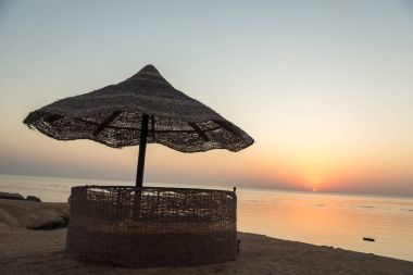 Dawn'la birlikte deniz. Mısır'daki Beach