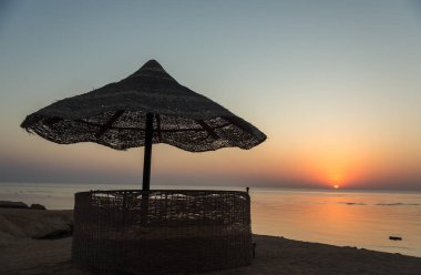 Dawn'la birlikte deniz. Mısır'daki Beach