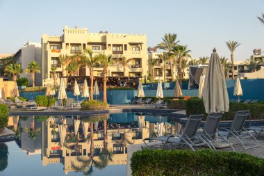 Resort yakınlarındaki bir büyük Yüzme Havuzu