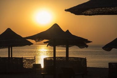 Dawn'la birlikte deniz. Mısır'daki Beach