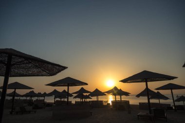 Dawn'la birlikte deniz. Mısır'daki Beach