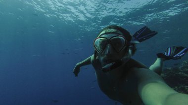 Snorkeling. Adam maske ve tüp denizde yüzen