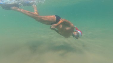 Noel Baba dinlenme denizde şapkalı yeni Year.Paren