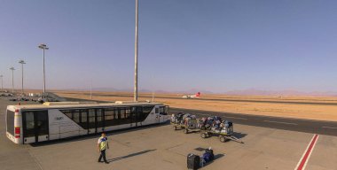 Mısır. Hurgada - 19 Temmuz. 2017. yolcu Bagaj kontrol ediyorum. FL