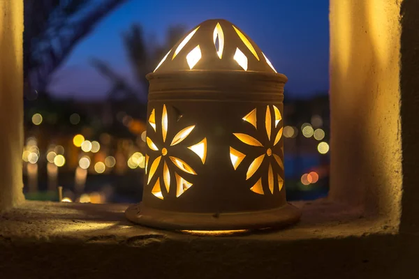 Een lamp met een patroon leegt de room — Stockfoto
