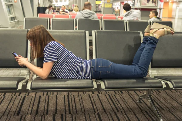 Havaalanında bir uçak için bekleyen bir kız