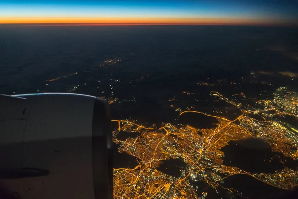 Amanecer desde la ventana del avión — Foto de Stock