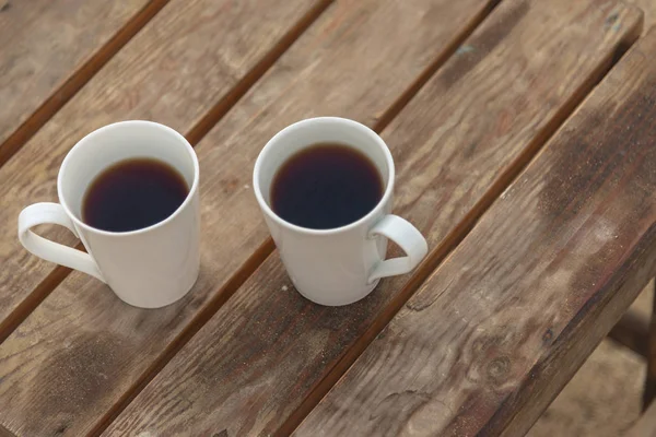 Dos salsas de té sobre una mesa de madera — Foto de Stock