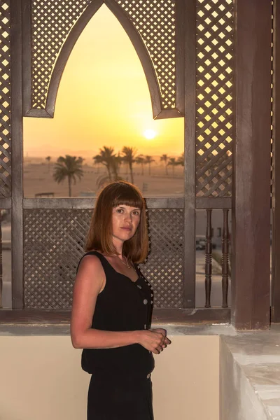 En flicka promenader längs en egyptisk hotel — Stockfoto