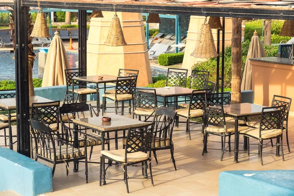 Restoran havuz kenarında. Resort otel