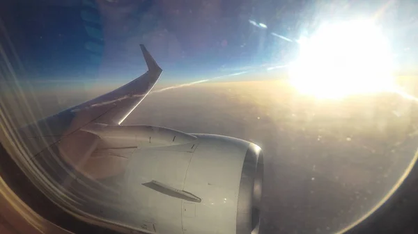 Amanecer desde la ventana del avión — Foto de Stock