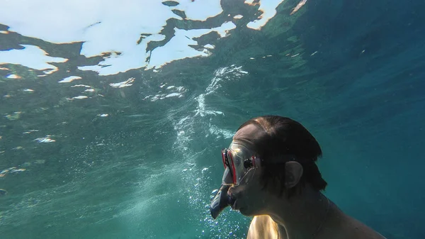 Schnorcheln. der Typ in der Maske und Röhre schwimmt im Meer — Stockfoto
