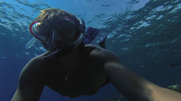 Snorkel. O tipo da máscara e do tubo flutua no mar. — Fotografia de Stock