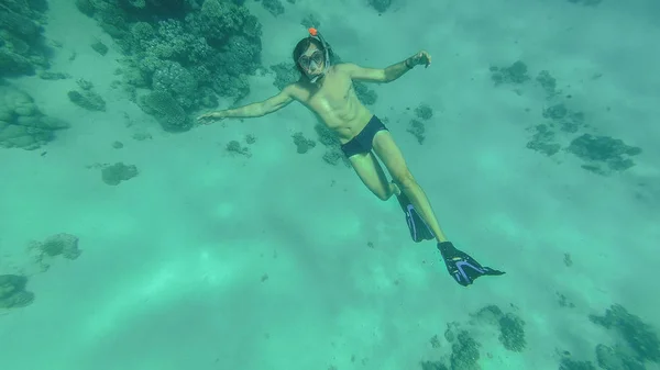 Snorkel. O tipo da máscara e do tubo flutua no mar. — Fotografia de Stock