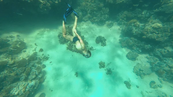 Snorkeling. Il ragazzo in maschera e tubo galleggia nel mare — Foto Stock