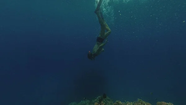 Šnorchlování. Chlap v masce a trubice plave v moři — Stock fotografie