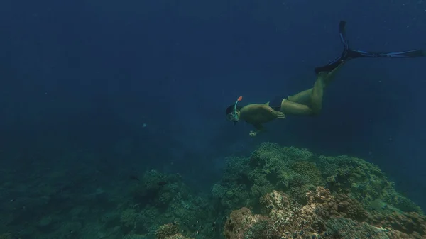 Snorkel. O tipo da máscara e do tubo flutua no mar. — Fotografia de Stock
