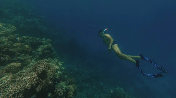 Snorkeling. Il ragazzo in maschera e tubo galleggia nel mare — Foto Stock