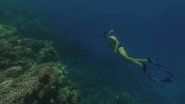 Snorkel. O tipo da máscara e do tubo flutua no mar. — Fotografia de Stock