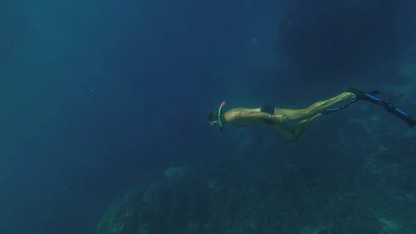 浮潜。漂浮在海里的家伙在面具和管 — 图库照片