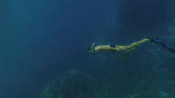 シュノーケ リング。マスクとチューブの男が海に浮かぶ — ストック写真