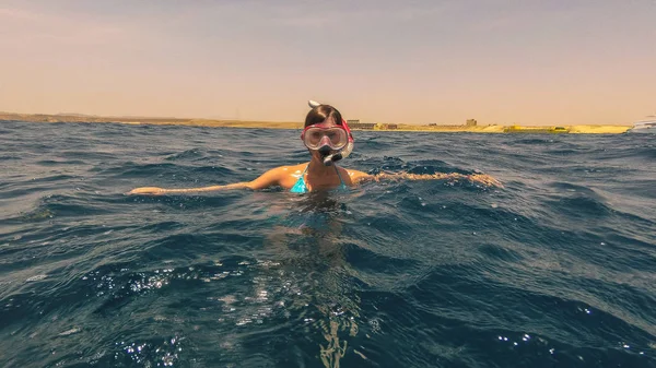 Snorkeling. Una ragazza in maschera e tubo galleggia nel mare — Foto Stock