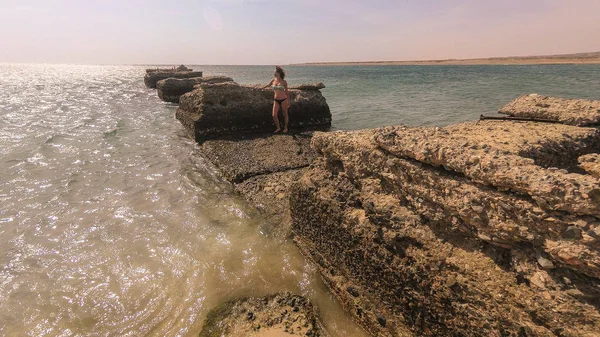 En flicka vandring längs stranden. Röda havet. Marsa Alam — Stockfoto