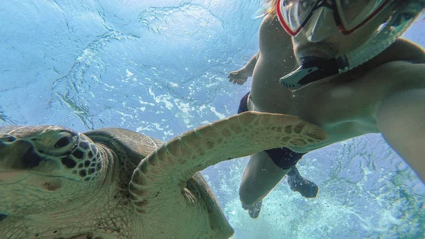 Killen gör selfie med en havssköldpadda. Röda havet. Marsa Alam. — Stockfoto