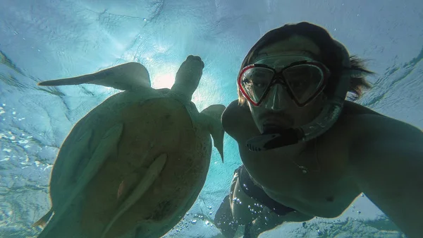 Adam selfie bir deniz kaplumbağası ile yapar. Kızıl Deniz. Marsa Alam. — Stok fotoğraf