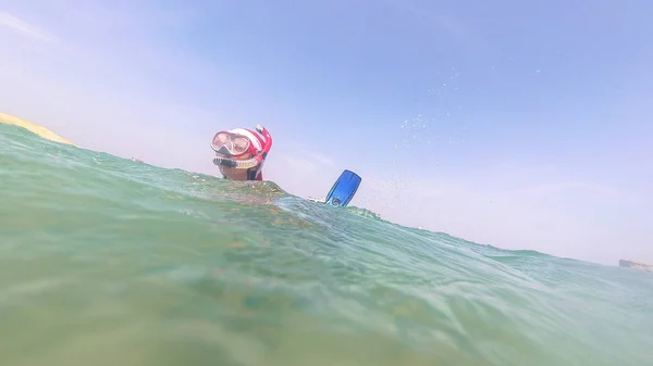 Nový rok. Dívka v klobouku Santa Claus na moři — Stock fotografie