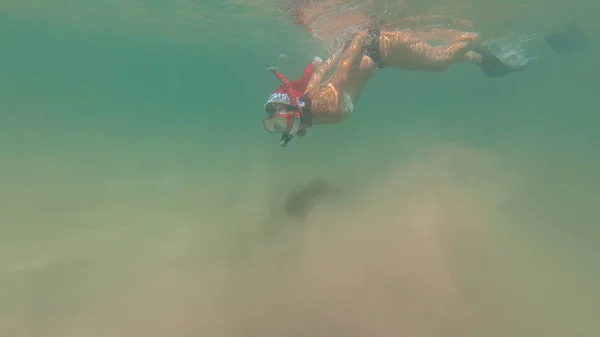 Año Nuevo. Una chica con un sombrero de Santa Claus descansando en el mar — Foto de Stock