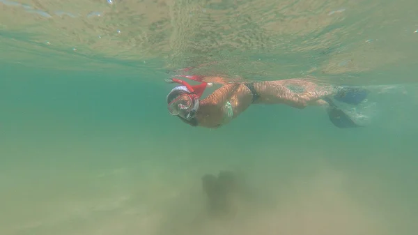 Año Nuevo. Una chica con un sombrero de Santa Claus descansando en el mar — Foto de Stock