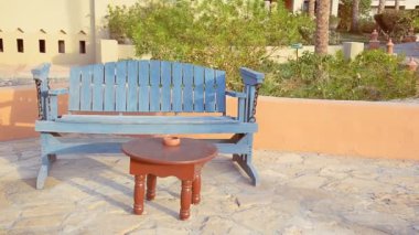 Dinlenme ve duman için bir tablo ile alışveriş