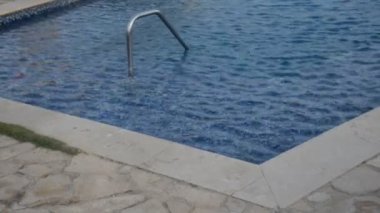 Güneşlenmek için şezlong.